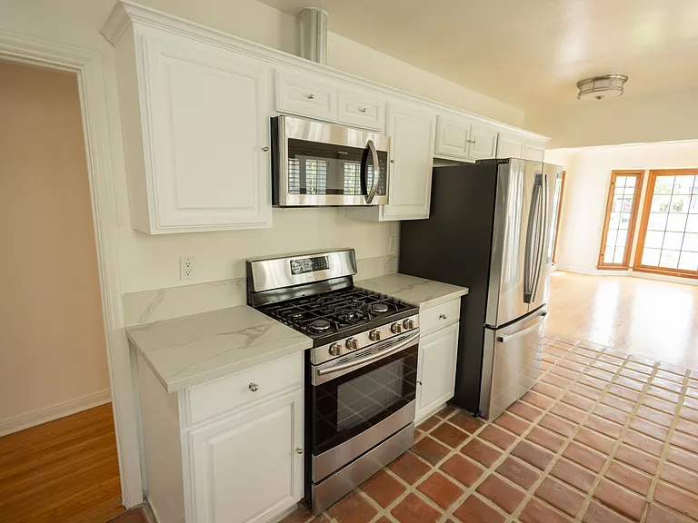 446 S La Peer Dr — Photo 6