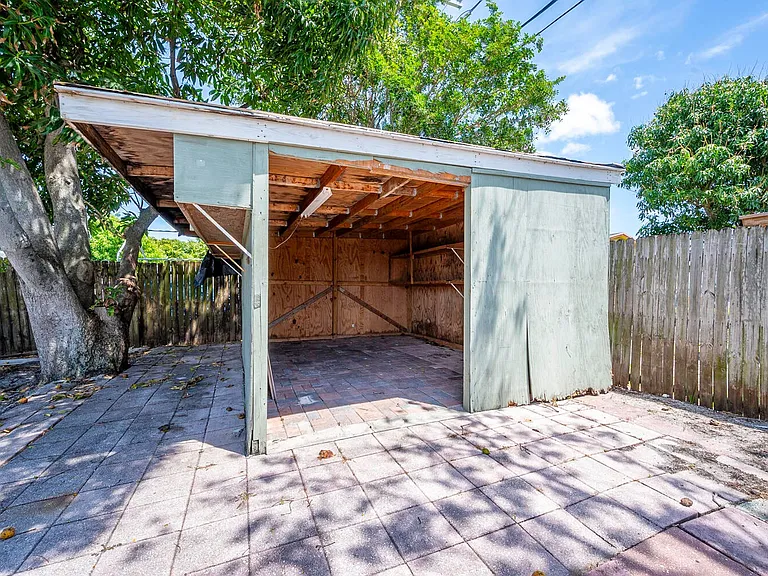 2100 N Seacrest Blvd — Photo 15