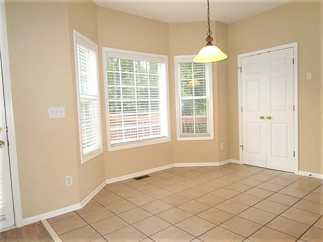 2420 Queensboro Ln — Photo 7