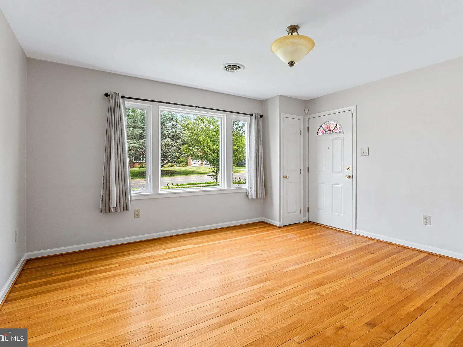 4 bed, 2.0 bath, 2036 sqft, $2,500 — Photo 4