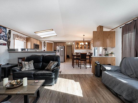 3rd image of 1663 Jubilee Cres