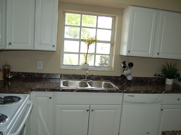5th image of 209 Summerview Dr