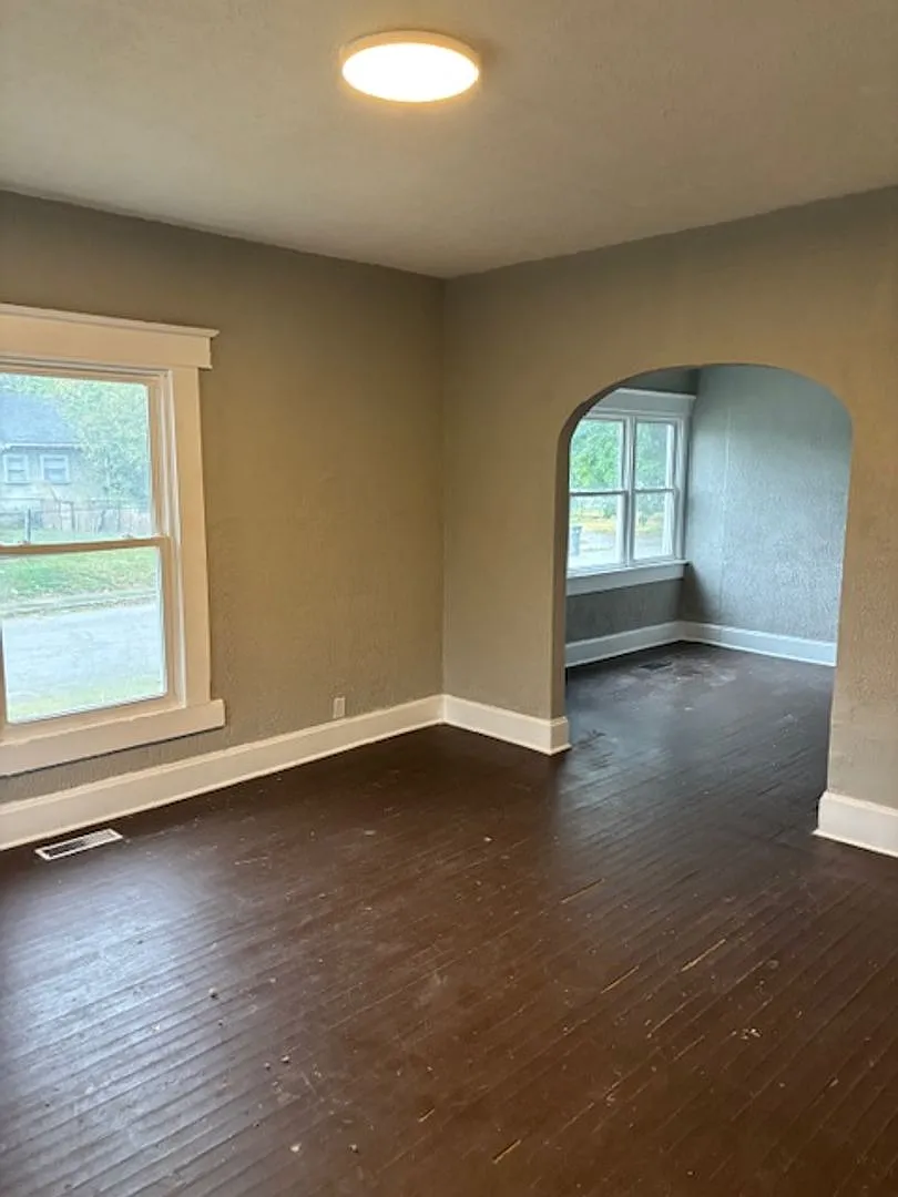 4 bedroom House On Lasalle St! — Photo 2