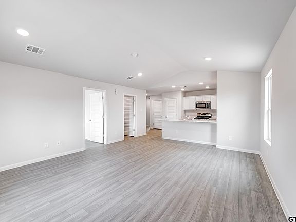 5th image of 312 Oak Valley Dr