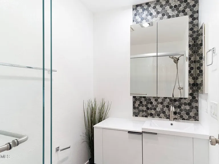 1340 E Hillcrest Dr #6 — Photo 7