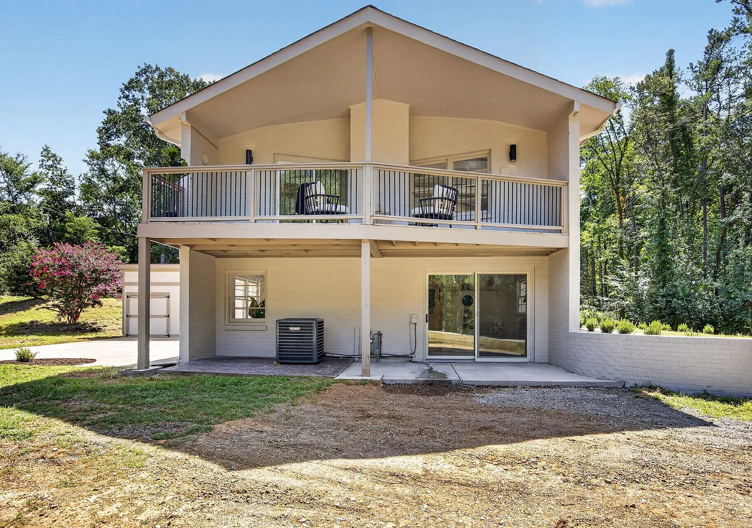 Beautifully renovated 4-bedroom, 3-bath home in Matthews — Photo 2