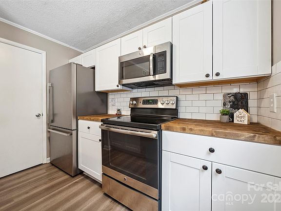 5th image of 1056 Surry Ln