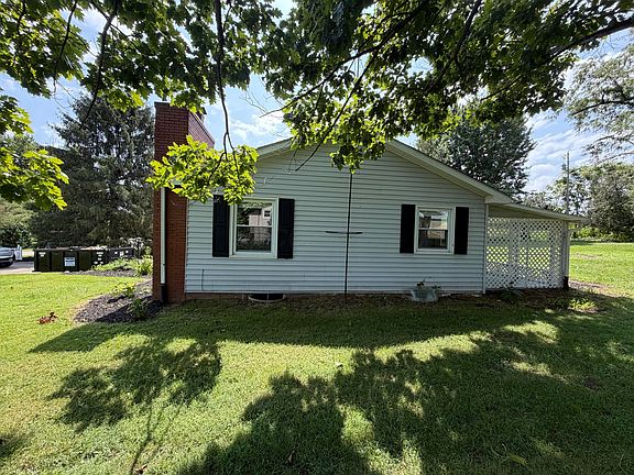 4th image of 3228 Meadowbrook Dr NE