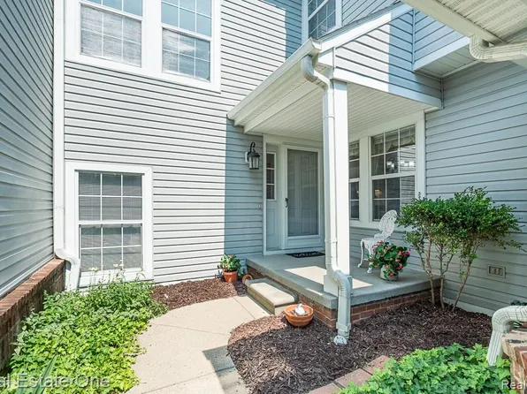 5936 Creekside Dr #87, Troy, MI 48085