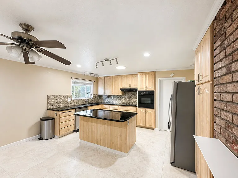 576 Virginia Ave — Photo 5