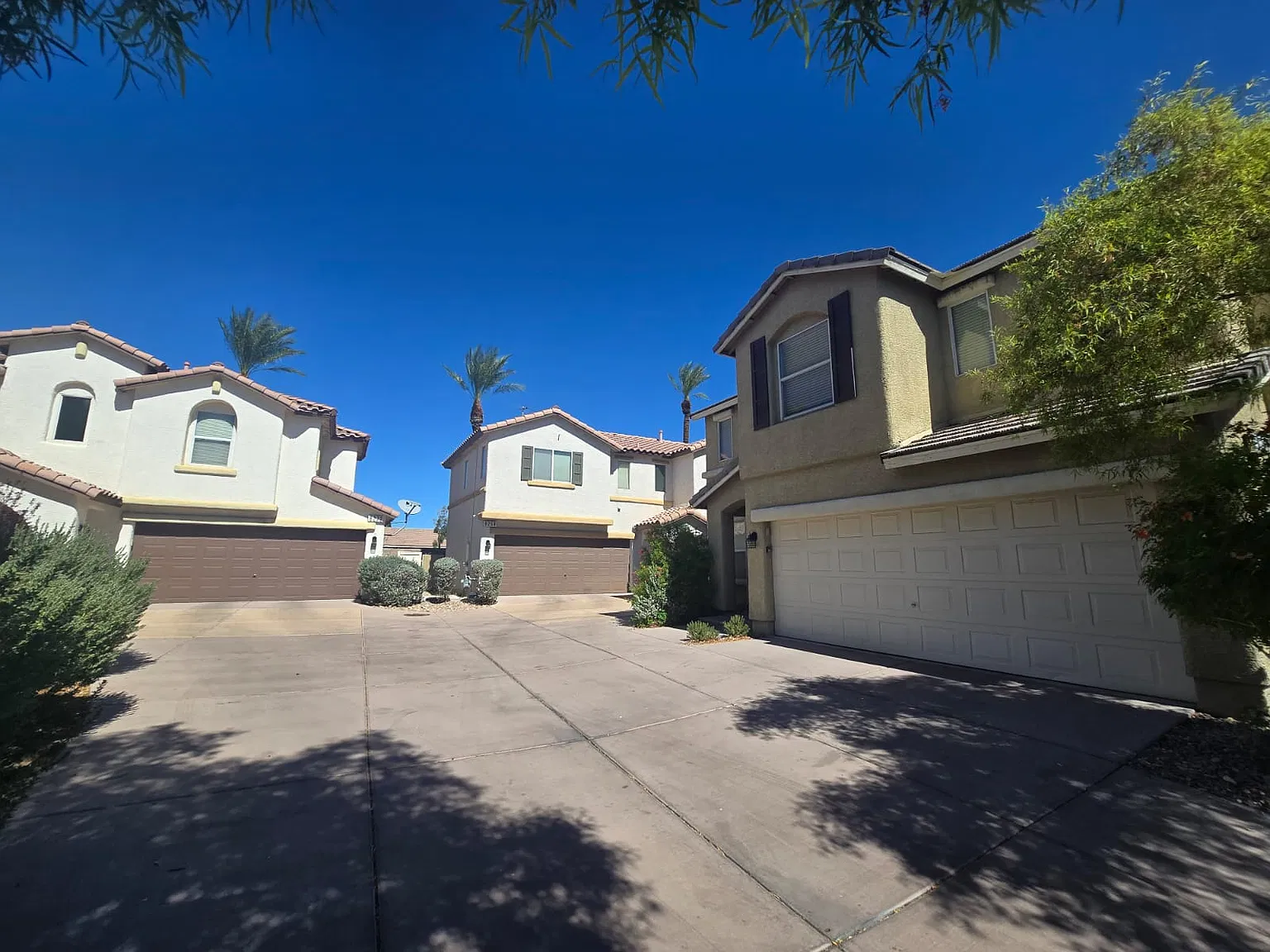 4 bed, 1956 sqft, $2,350 — Photo 2