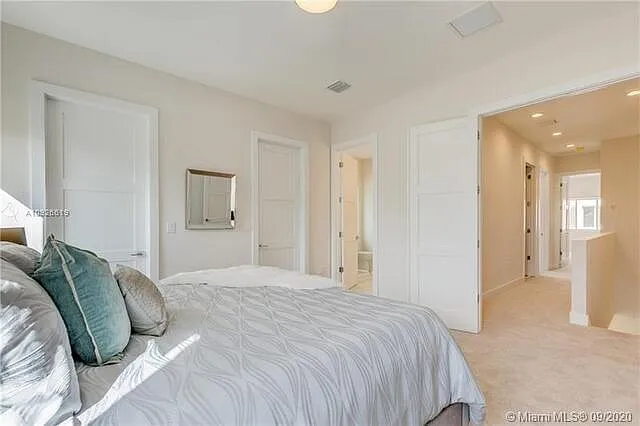 682 NE 43rd St — Photo 15