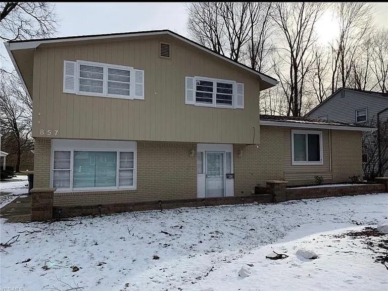 857 Oakridge Dr — Photo 1