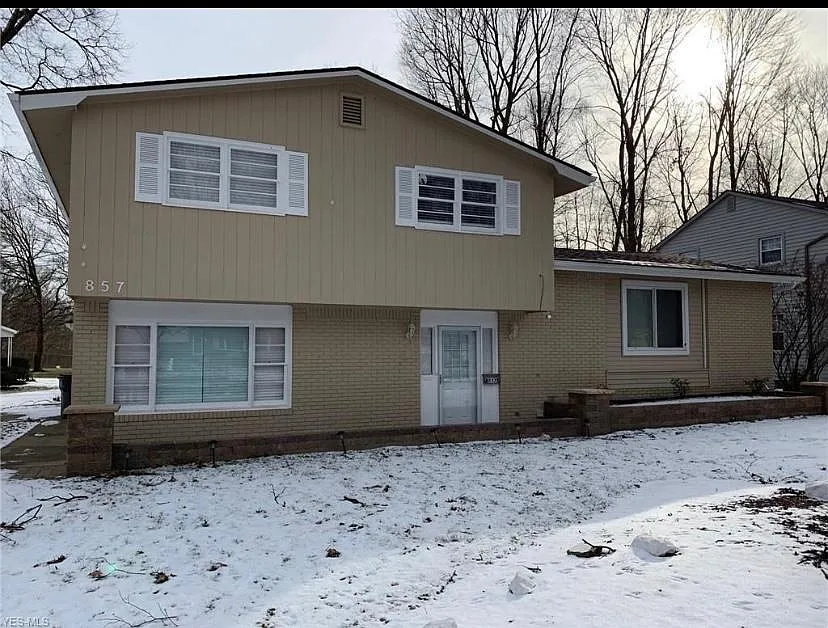 857 Oakridge Dr