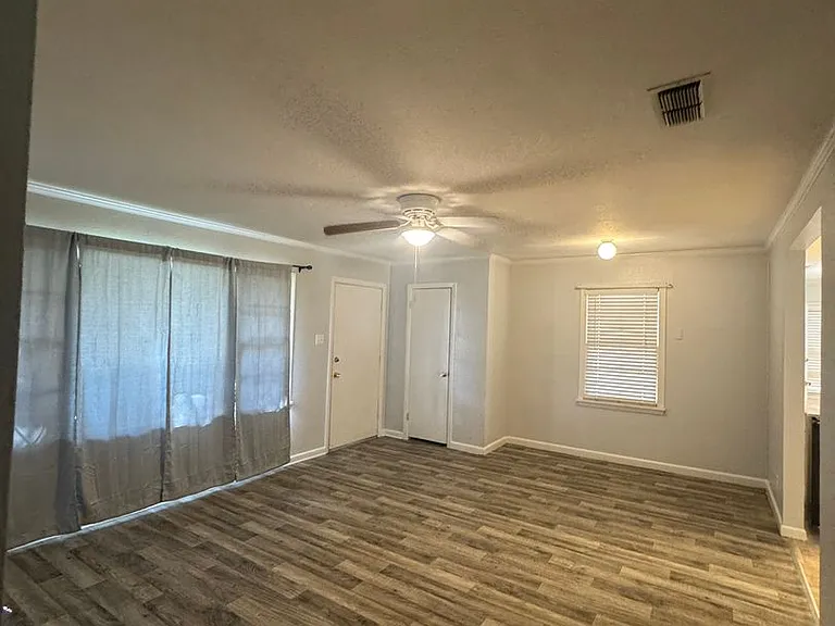 1504 Leslie St — Photo 8