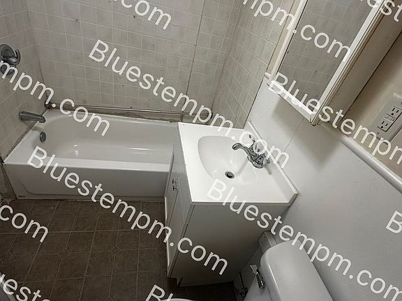 3rd image of 1713 Jones St #1B-1BA-800SQFT