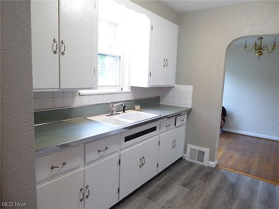 5th image of 17609 Glenshire Ave