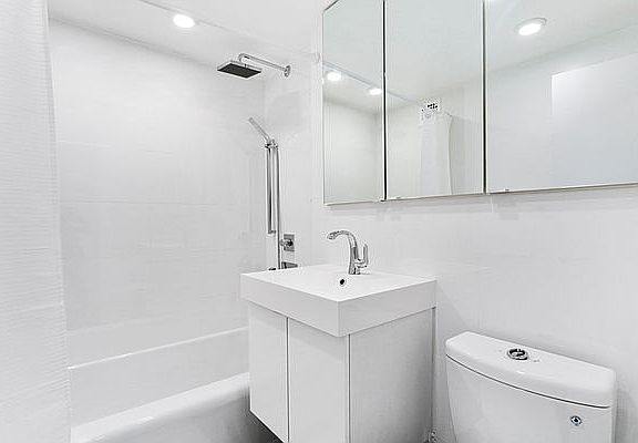 5th image of 301 E 66th St APT 17B
