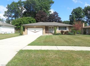 979 E Decker Dr, Seven Hills, OH 44131