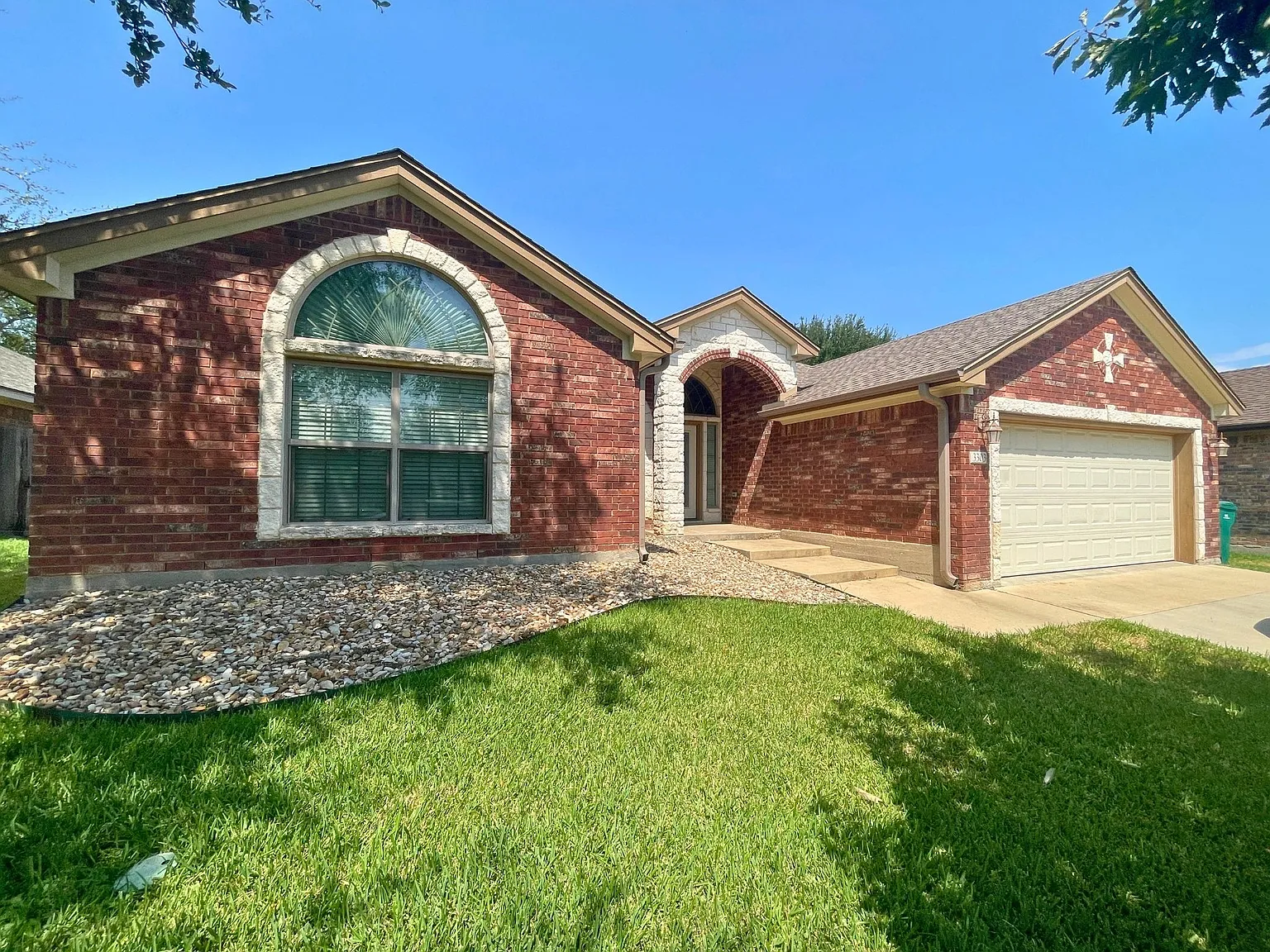 3 bed, 1888 sqft, $2,000 — Photo 2