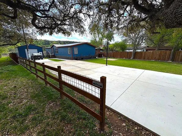 135 Lakeshore Dr S, Bandera, TX 78003