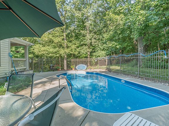 4th image of 239 Hampshire Ct