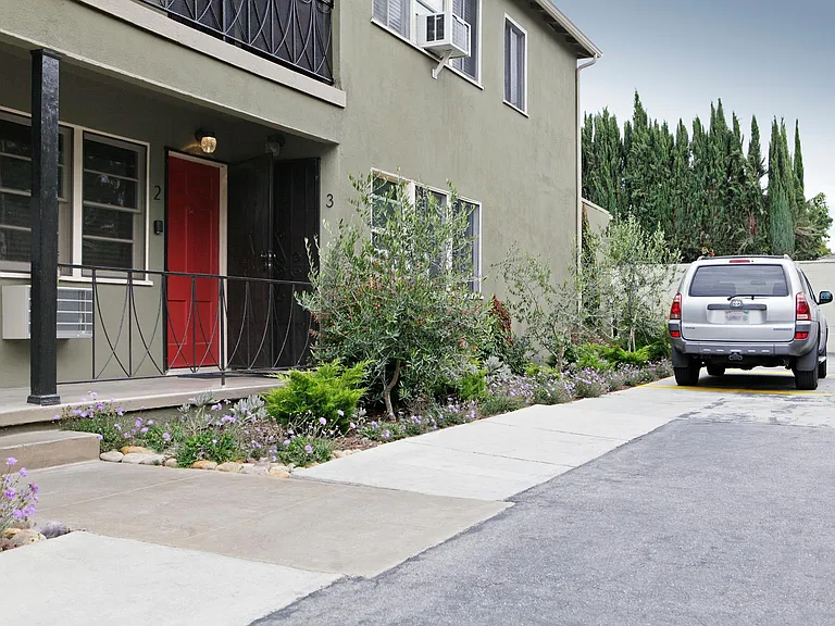 6330 Vineland Ave #2 — Photo 1
