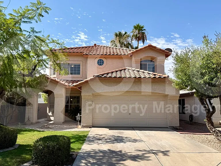 1481 E Cheyenne St — Photo 2