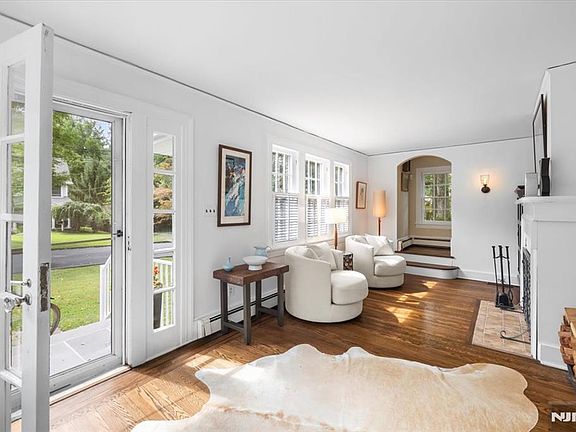 2nd image of 734 Greentree Lane