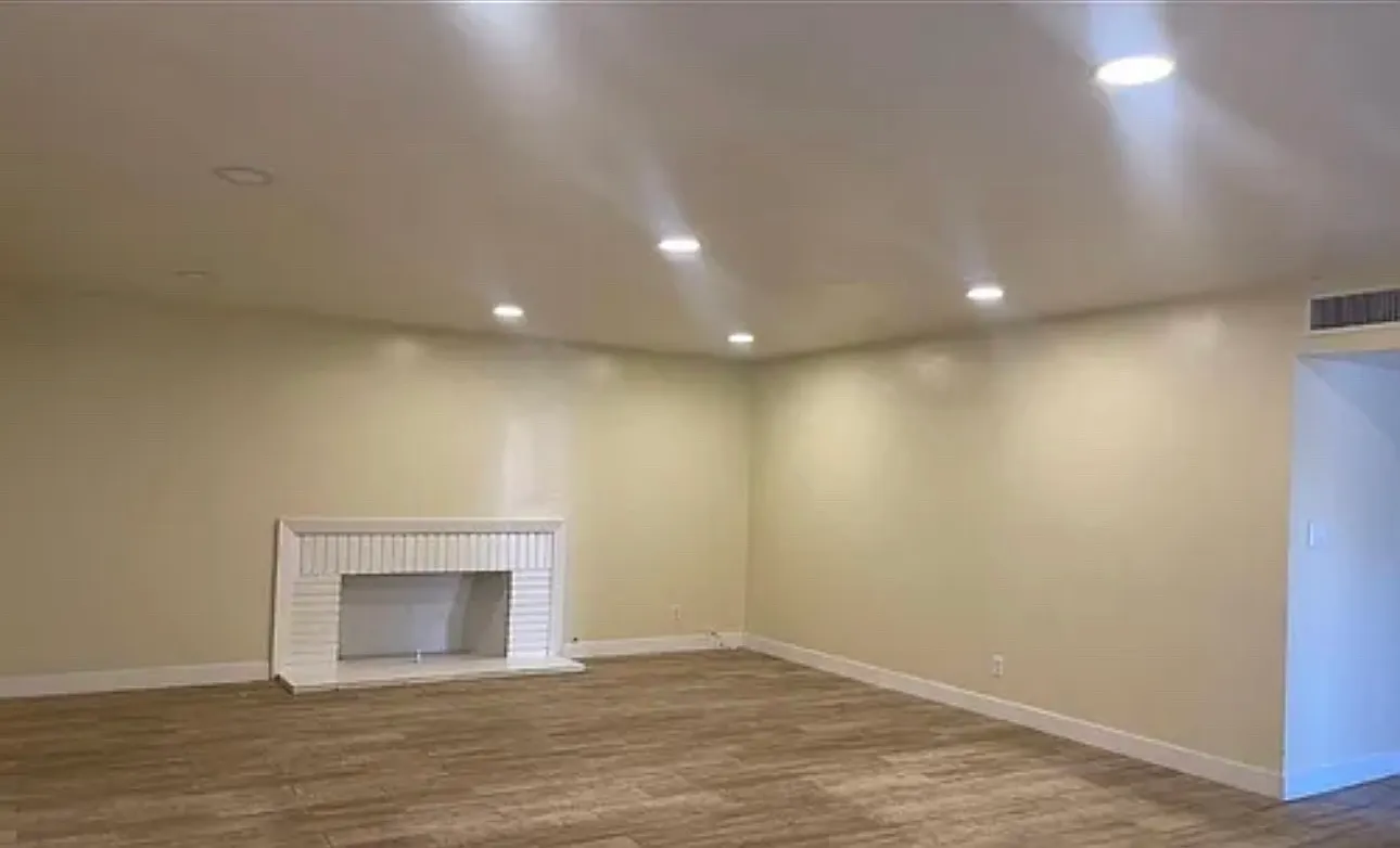 2723 Noble Ave — Photo 2