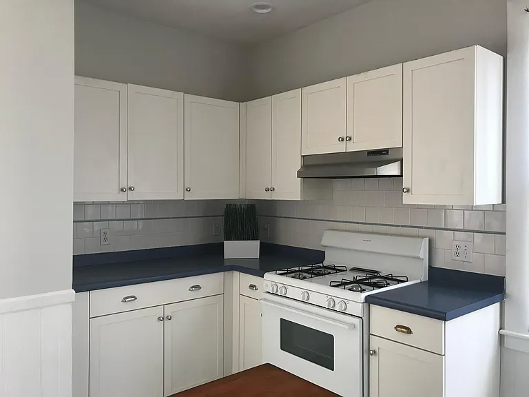 396 Middle St — Photo 2