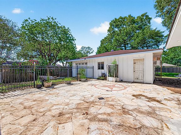 3rd image of 809 Bernard Ave