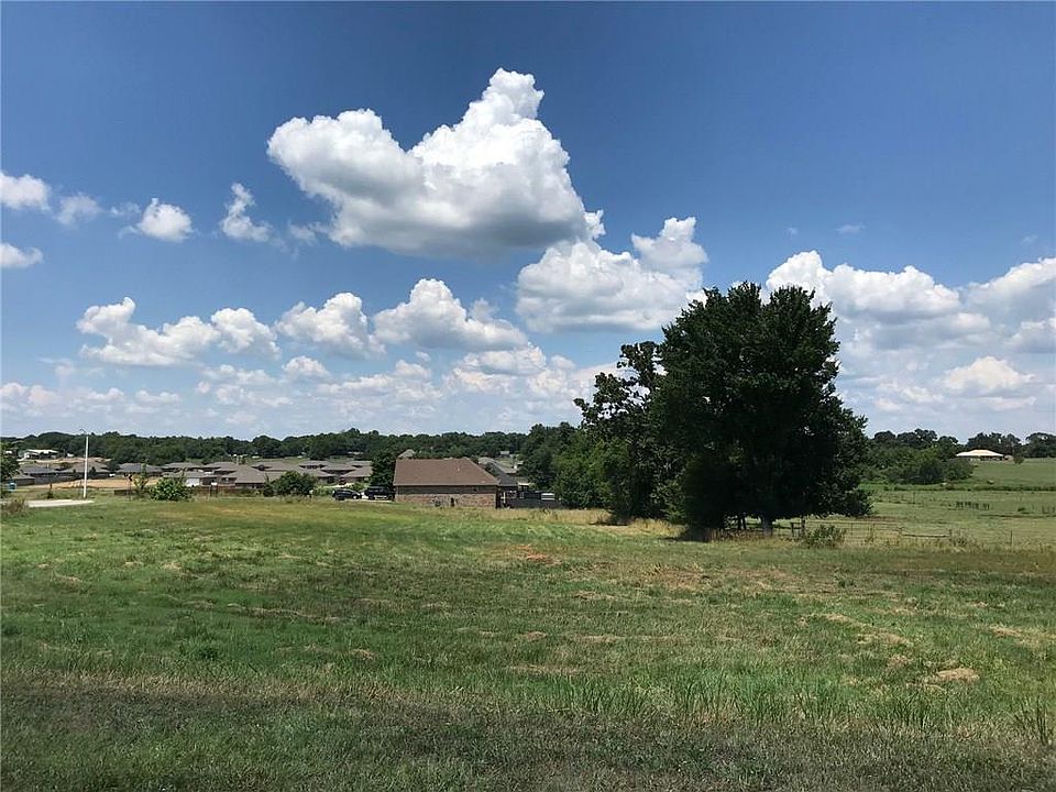 1st image of 104 Lion Dr N