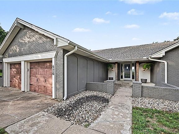 5th image of 426 N Winnebago Dr