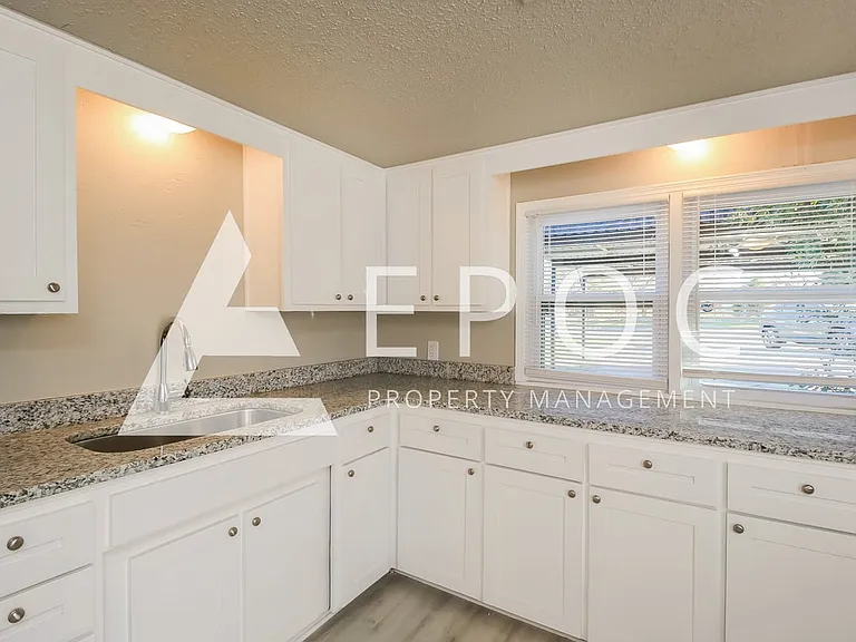 9813 NE 10th St — Photo 2