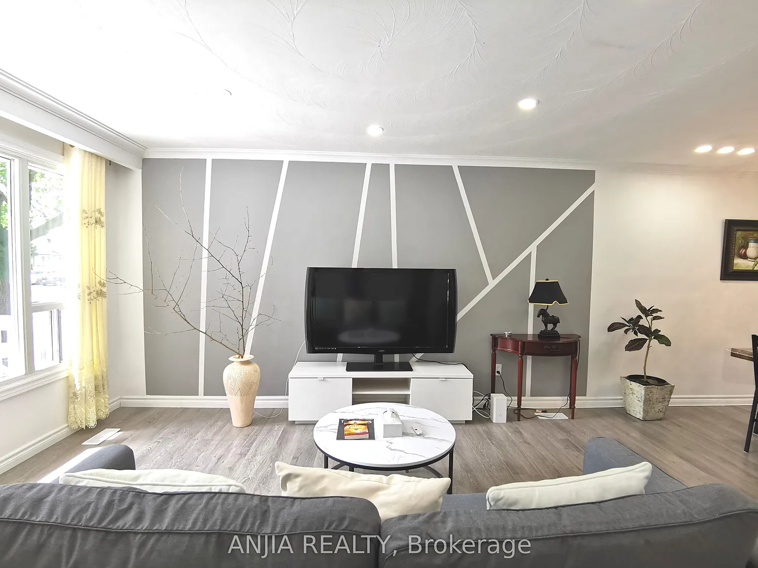 3 bed, $3,000 — Photo 2