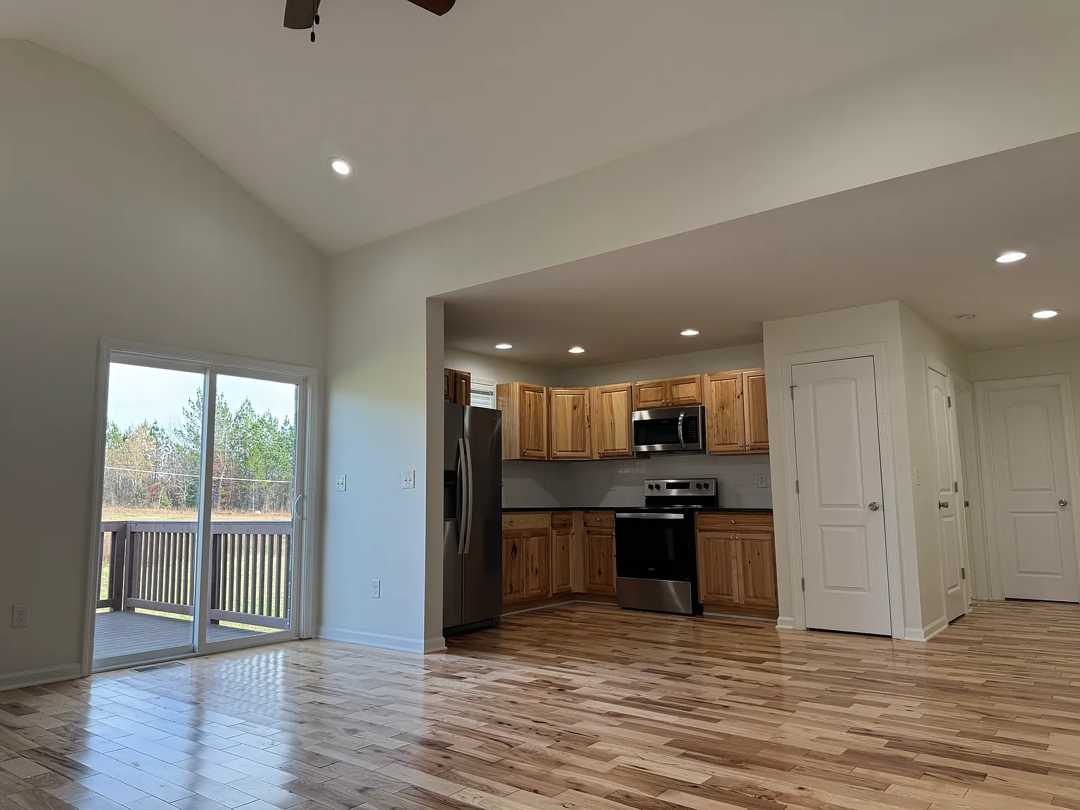 2 bed, 1000 sqft, $1,600 — Photo 3
