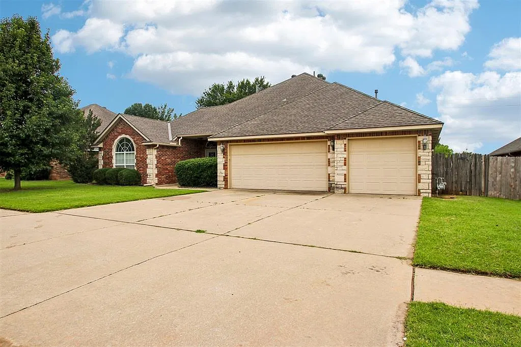 4 bed, 2.5 bath, 2451 sqft, $2,400 — Photo 2