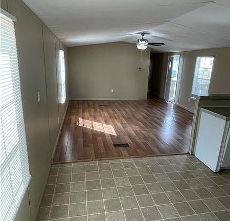3rd image of 128 Oxford Ln