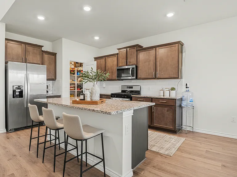 1613 Grand Villa St — Photo 3