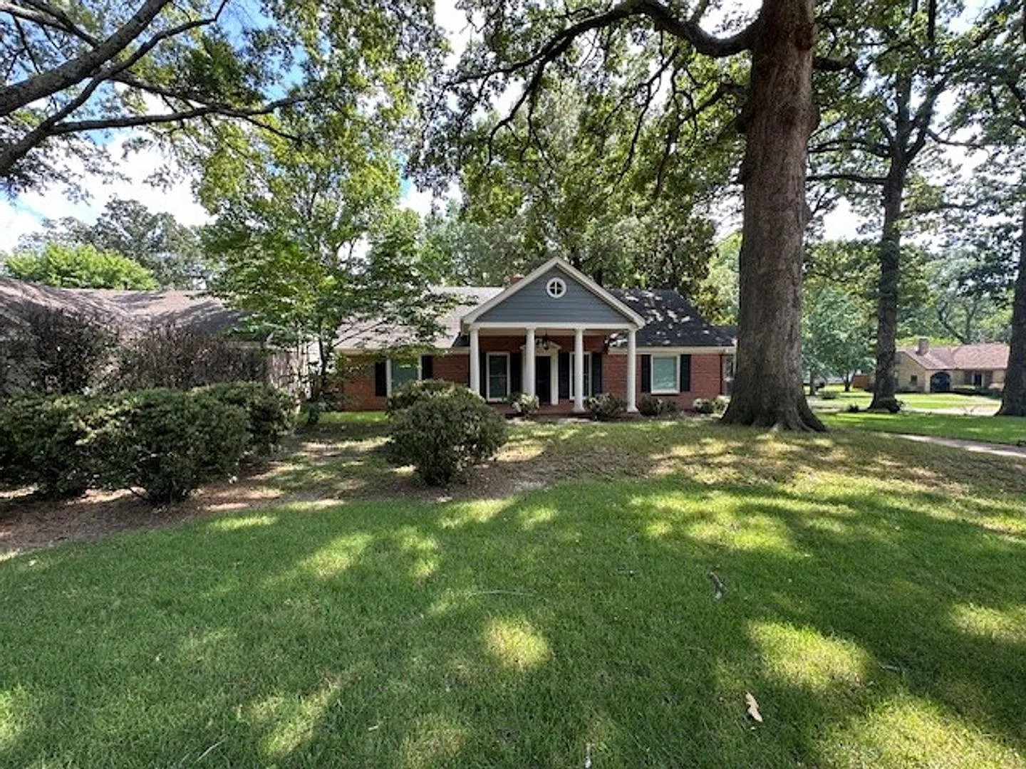 Stunning East Memphis Home with lots of charm! 2 Car Garage! — Photo 3