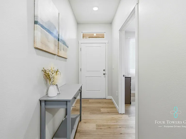 1205 NE Emerald Dr — Photo 1
