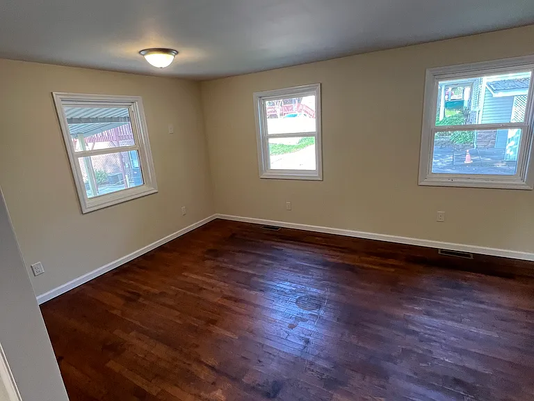 105 Lancaster Ct — Photo 5