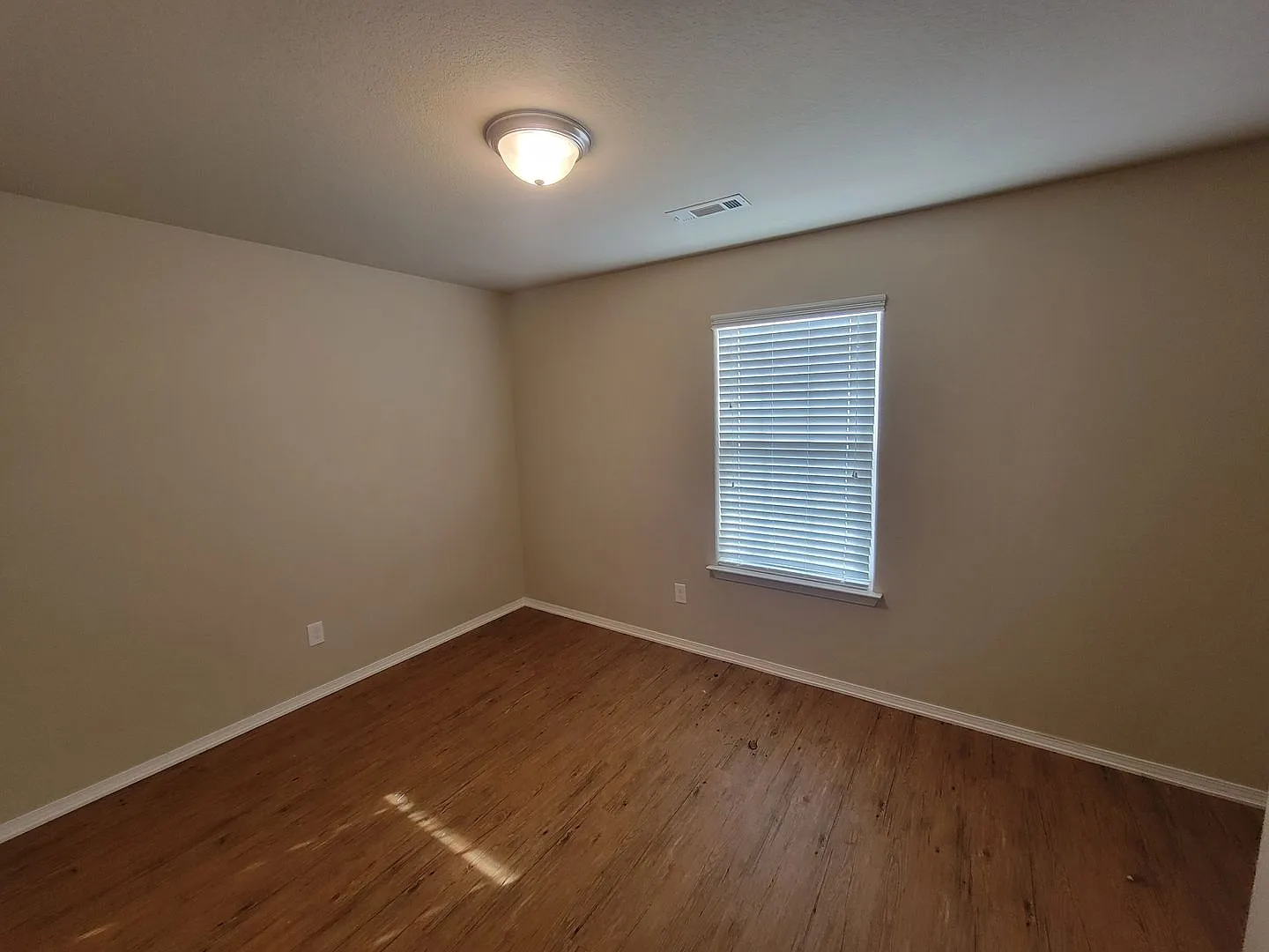 Nice 3 bedroom 2 bath home — Photo 3