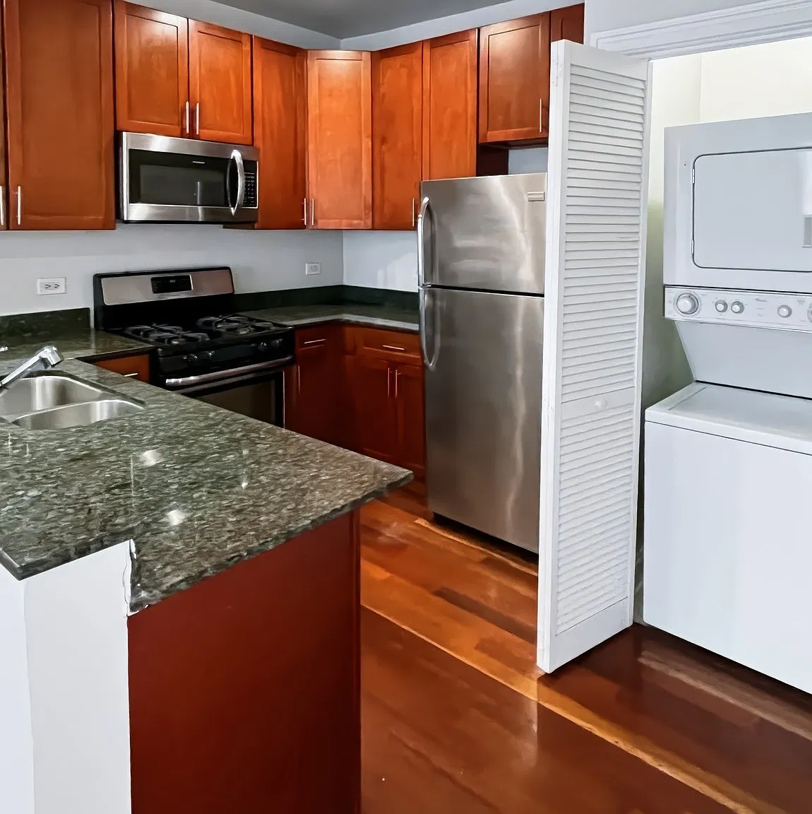 2 bed, 2.0 bath, 1200 sqft, $1,815 — Photo 2