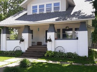 213 3rd St E, Newhall, IA 52315