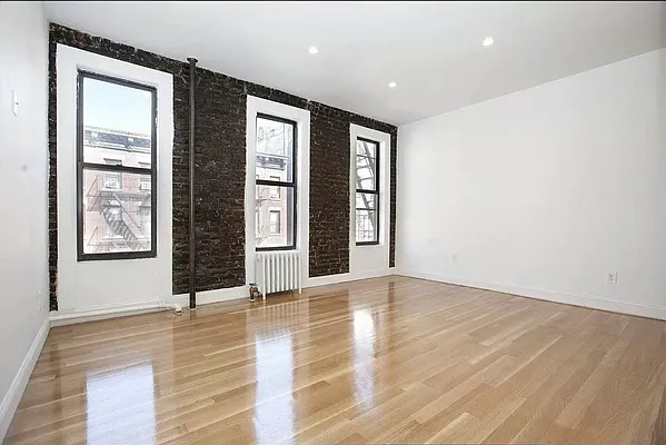 Rented by Weinstein Realty Group | media 7