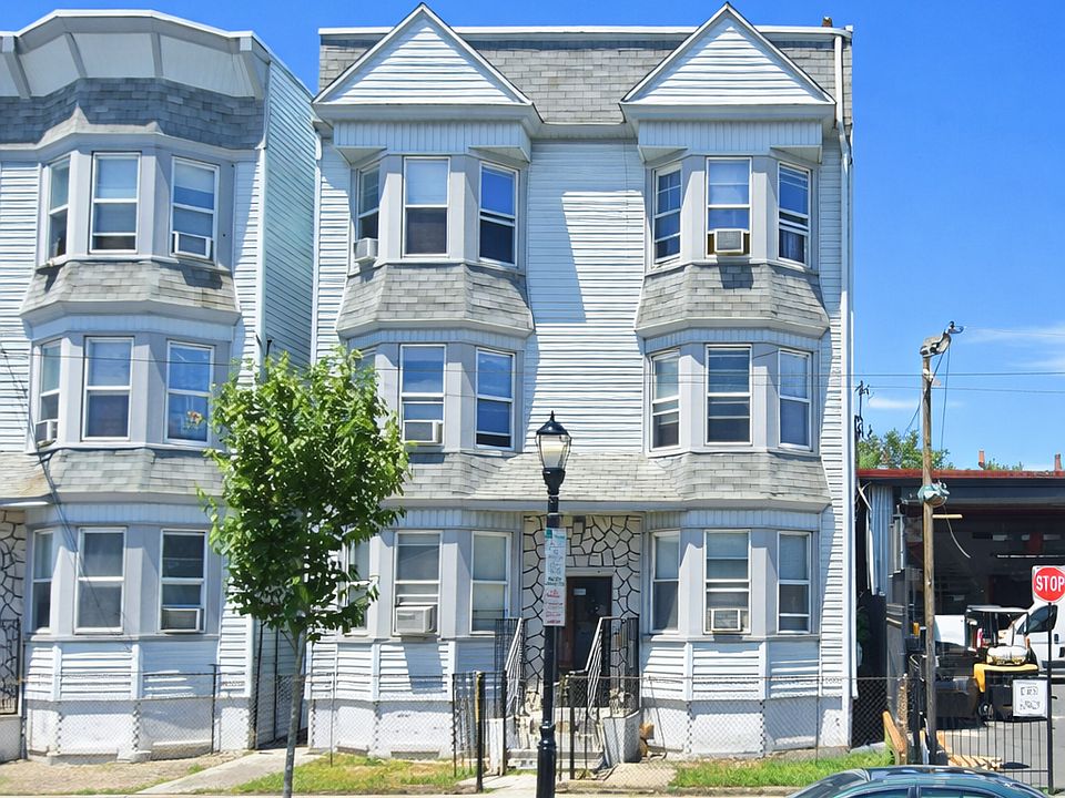 1st image of 844 Mount Prospect Ave APT 1R