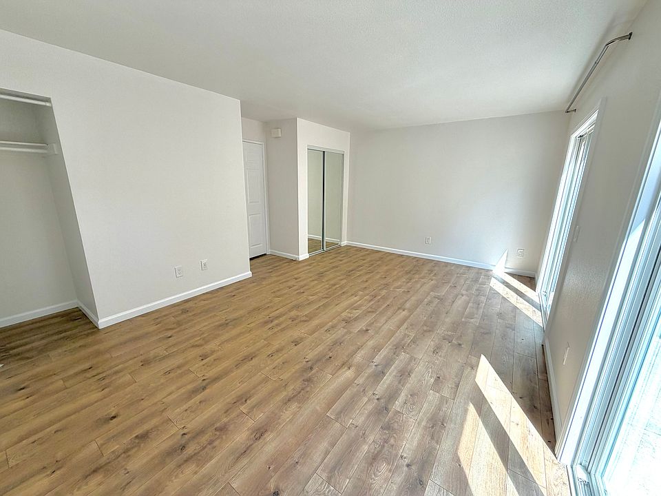 Bedroom w/ dual closets