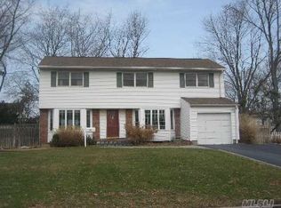 25 Violet Ln, Commack, NY 11725